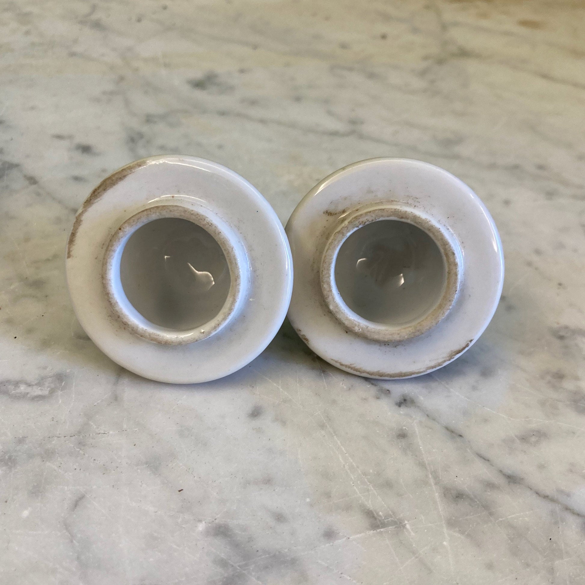 Samson ancienne paire de vases en porcelaine polychrome décor armoiries et fleurs.