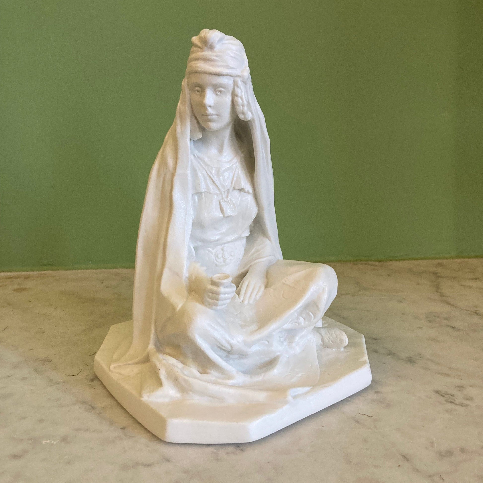 Ancienne statuette en biscuit par Théodore Haviland d' après L. Savine, représentant une Femme Berbère.