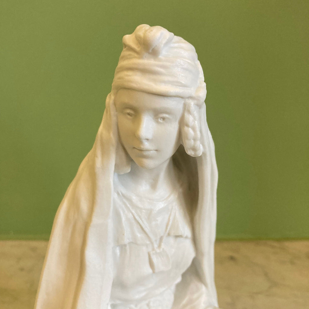 Ancienne statuette en biscuit par Théodore Haviland d' après L. Savine, représentant une Femme Berbère.