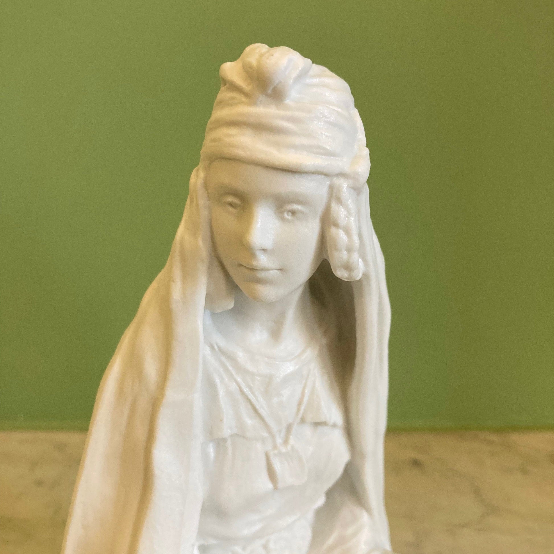 Ancienne statuette en biscuit par Théodore Haviland d' après L. Savine, représentant une Femme Berbère.