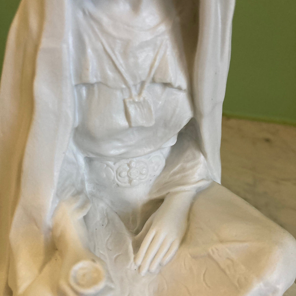 Ancienne statuette en biscuit par Théodore Haviland d' après L. Savine, représentant une Femme Berbère.