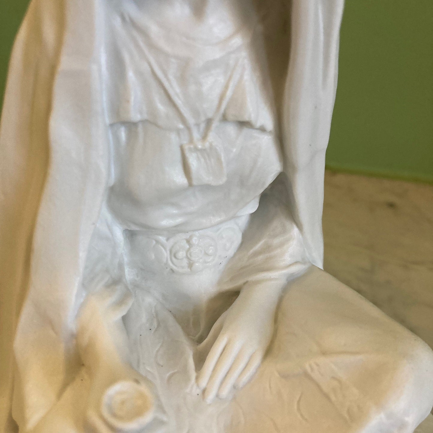 Ancienne statuette en biscuit par Théodore Haviland d' après L. Savine, représentant une Femme Berbère.