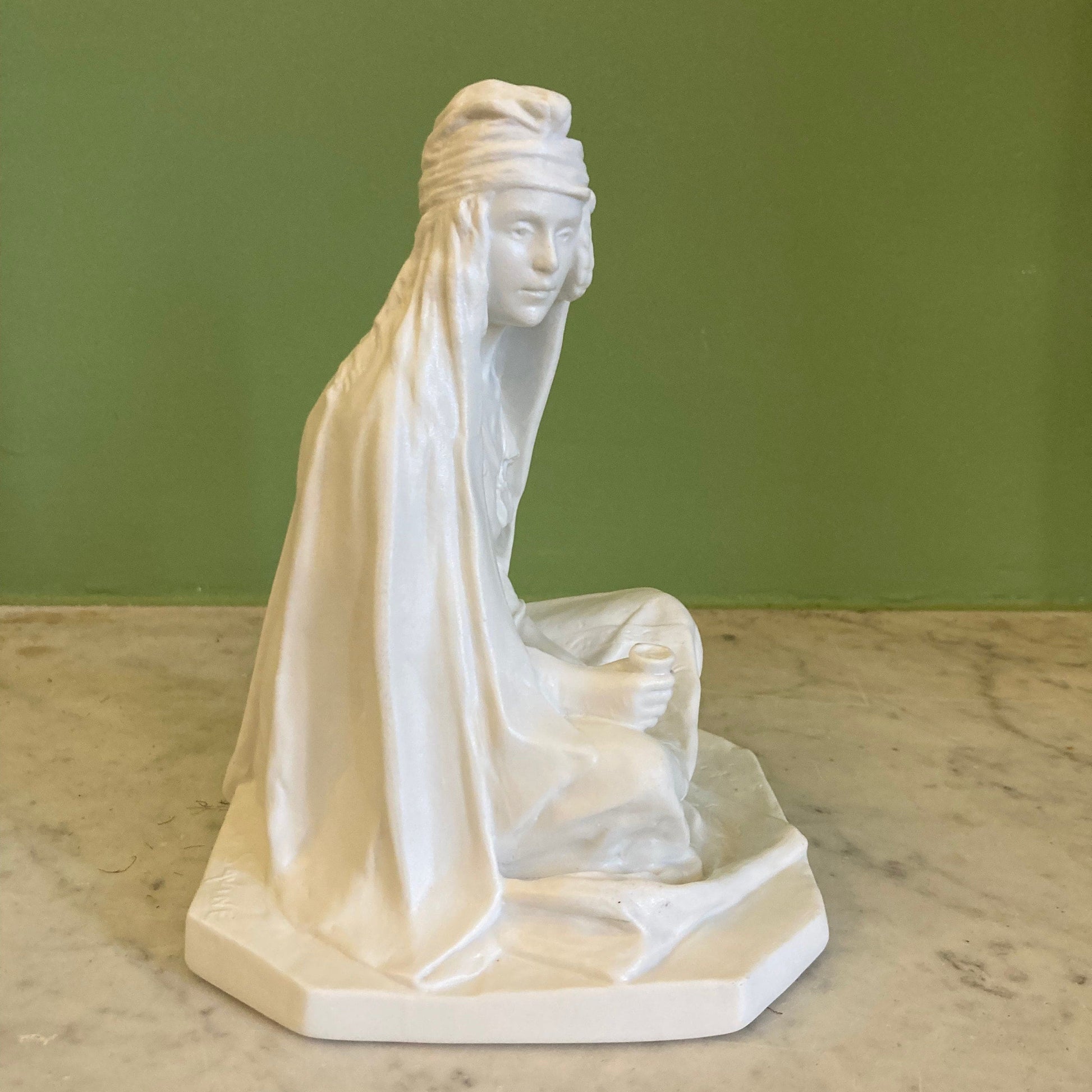 Ancienne statuette en biscuit par Théodore Haviland d' après L. Savine, représentant une Femme Berbère.