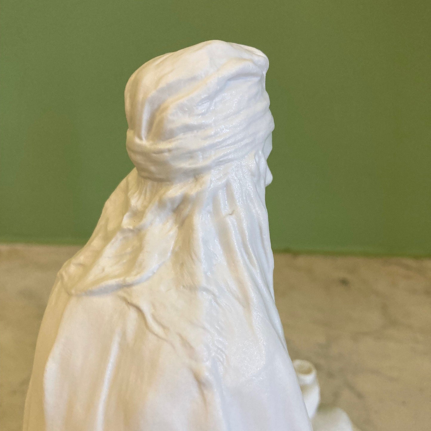 Ancienne statuette en biscuit par Théodore Haviland d' après L. Savine, représentant une Femme Berbère.