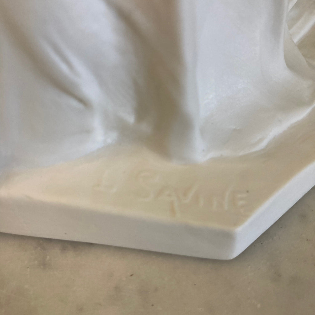 Ancienne statuette en biscuit par Théodore Haviland d' après L. Savine, représentant une Femme Berbère.