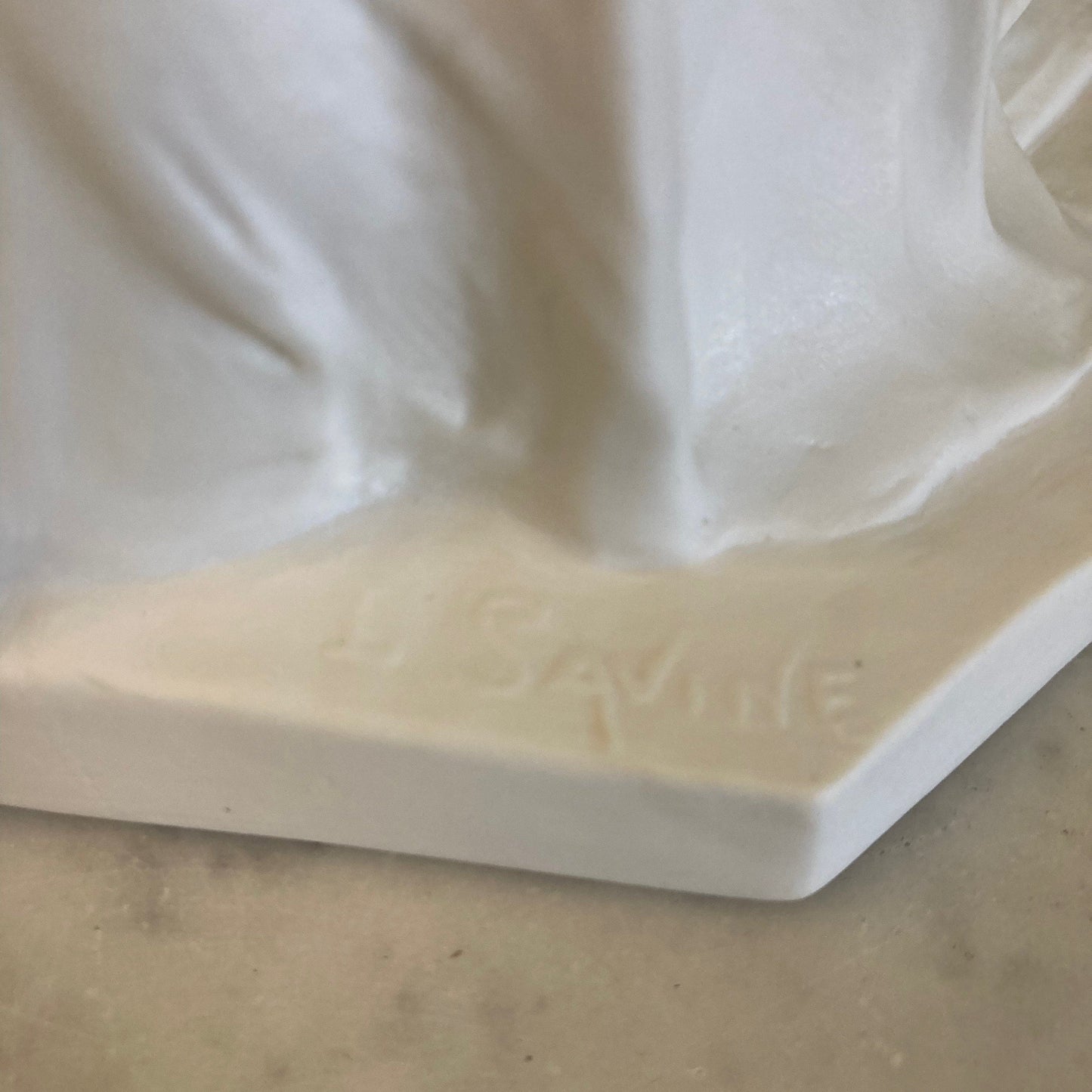 Ancienne statuette en biscuit par Théodore Haviland d' après L. Savine, représentant une Femme Berbère.