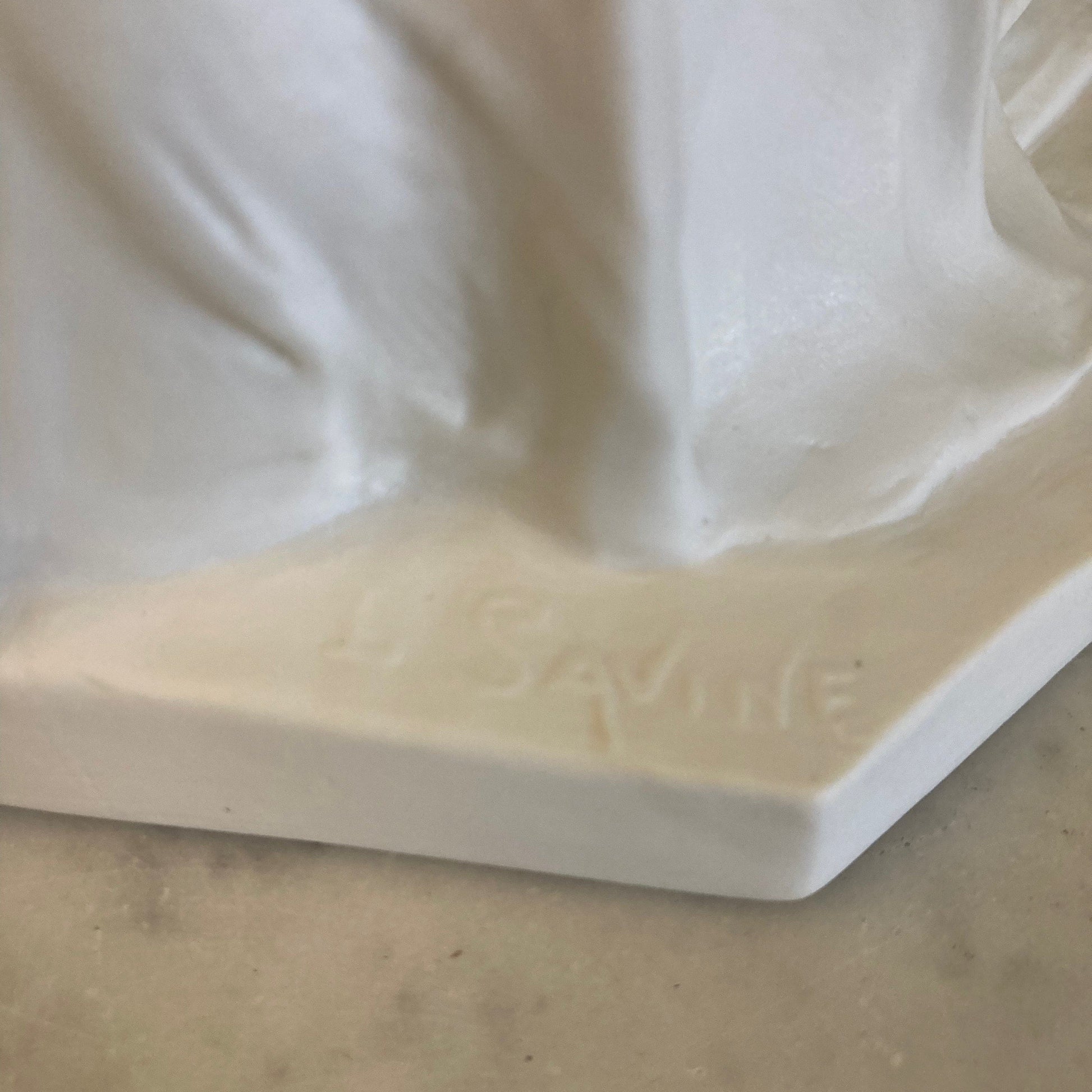 Ancienne statuette en biscuit par Théodore Haviland d' après L. Savine, représentant une Femme Berbère.