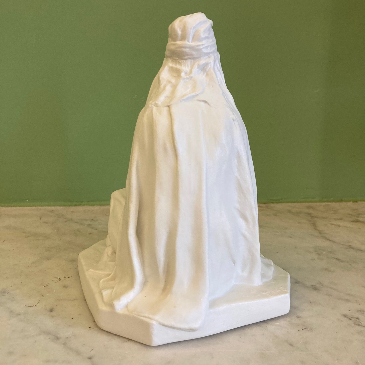 Ancienne statuette en biscuit par Théodore Haviland d' après L. Savine, représentant une Femme Berbère.