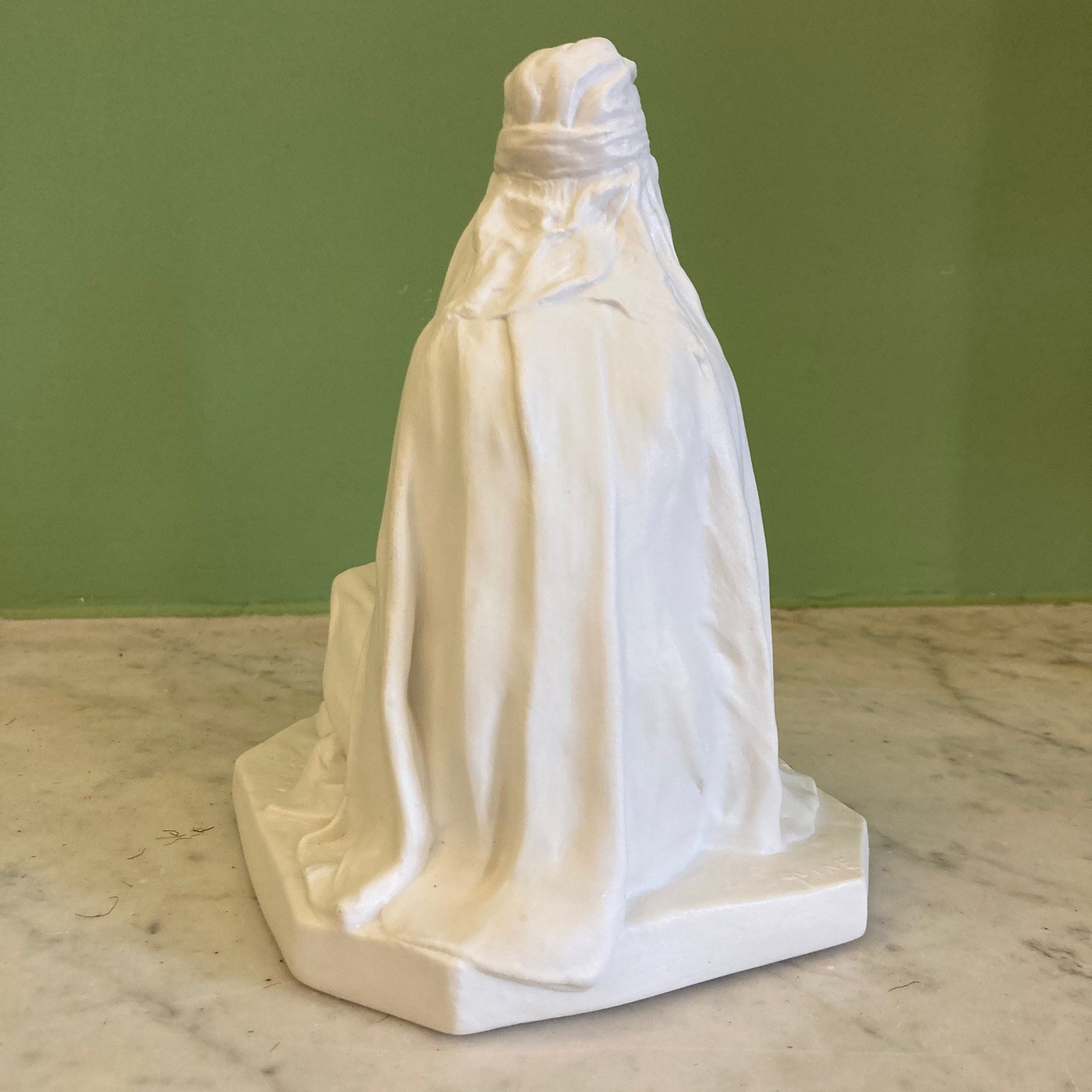 Ancienne statuette en biscuit par Théodore Haviland d' après L. Savine, représentant une Femme Berbère.