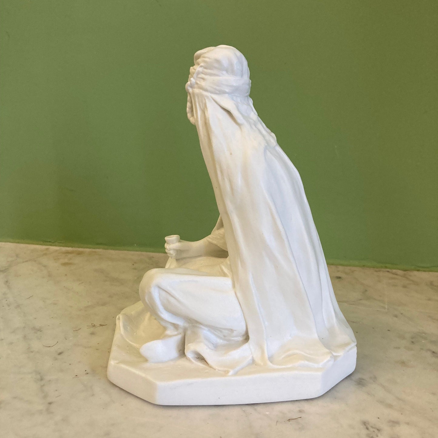 Ancienne statuette en biscuit par Théodore Haviland d' après L. Savine, représentant une Femme Berbère.