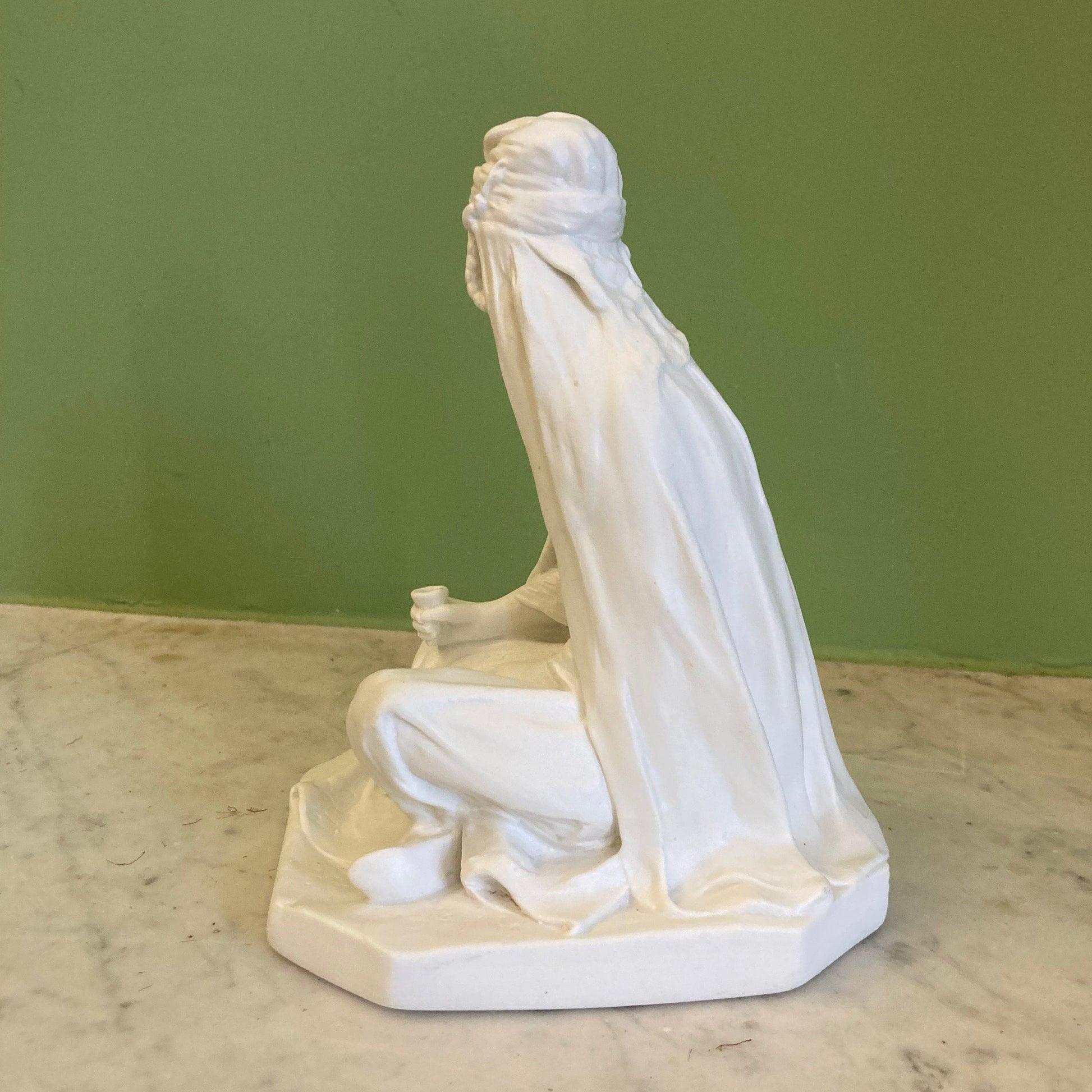 Ancienne statuette en biscuit par Théodore Haviland d' après L. Savine, représentant une Femme Berbère.