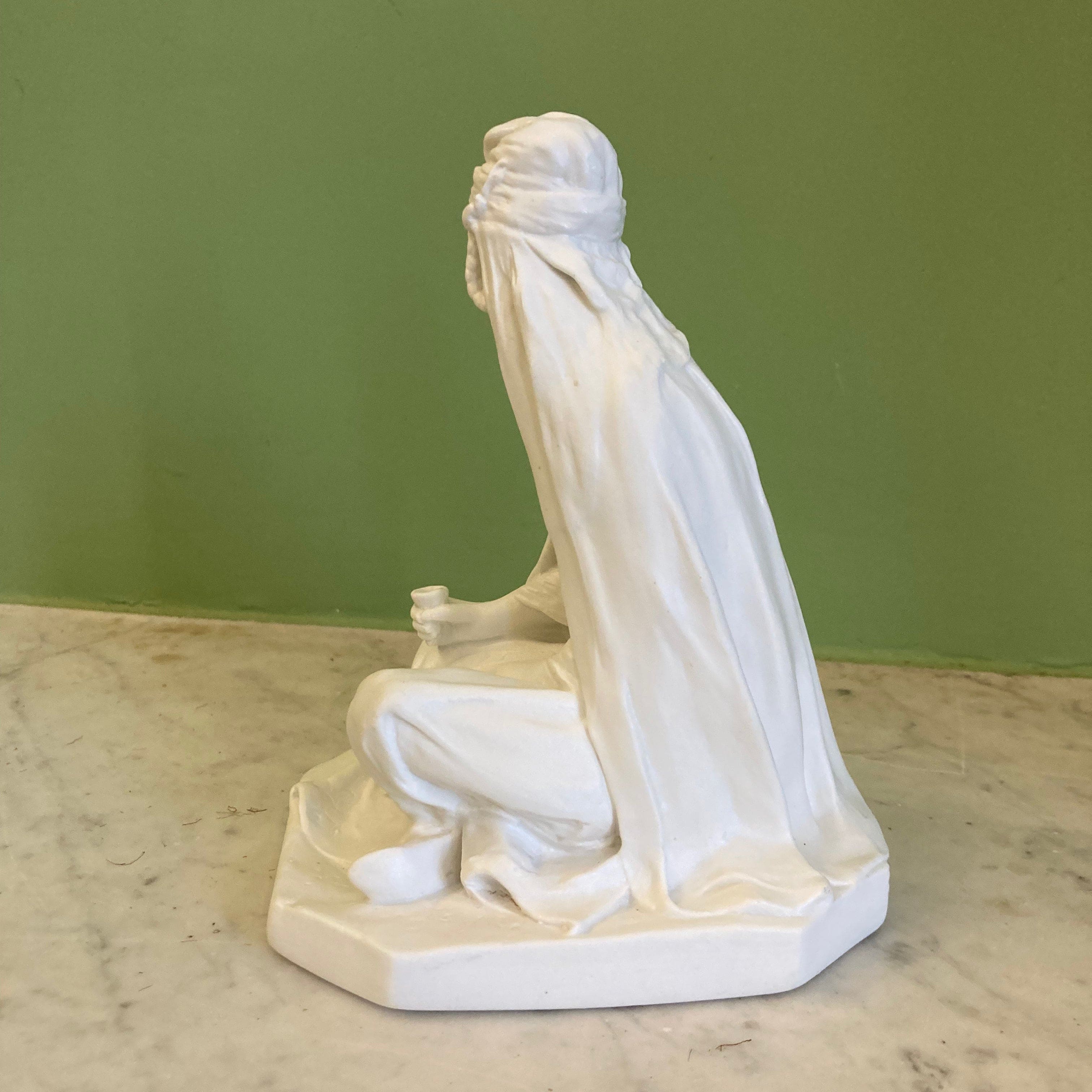 Ancienne statuette en biscuit par Théodore Haviland d' après L. Savine, représentant une Femme Berbère.