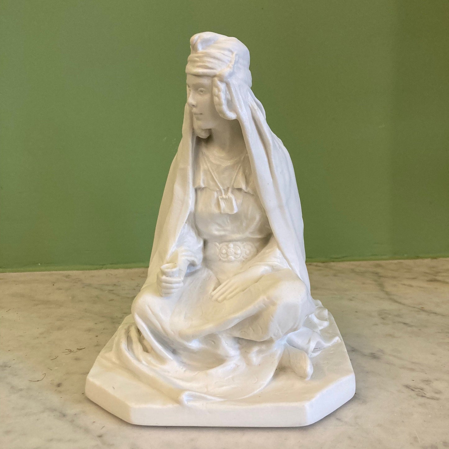 Ancienne statuette en biscuit par Théodore Haviland d' après L. Savine, représentant une Femme Berbère.