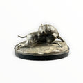 Sculpture animalière en régule signée V. Chemin représentant un chien sur socle ovale