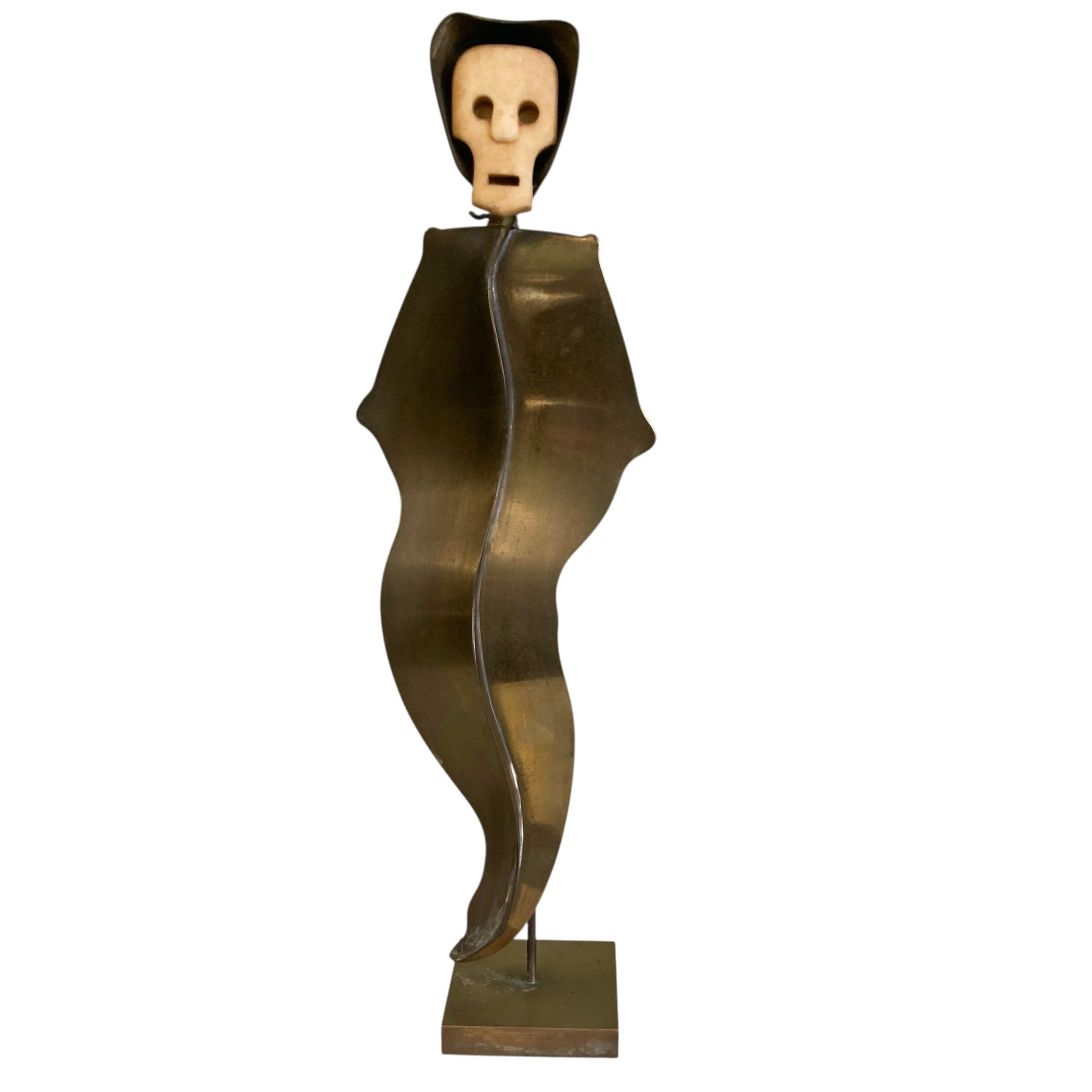 Sculpture représentant une vanité ou ne tête de mort en os, sur une base en métal en forme de flamme.