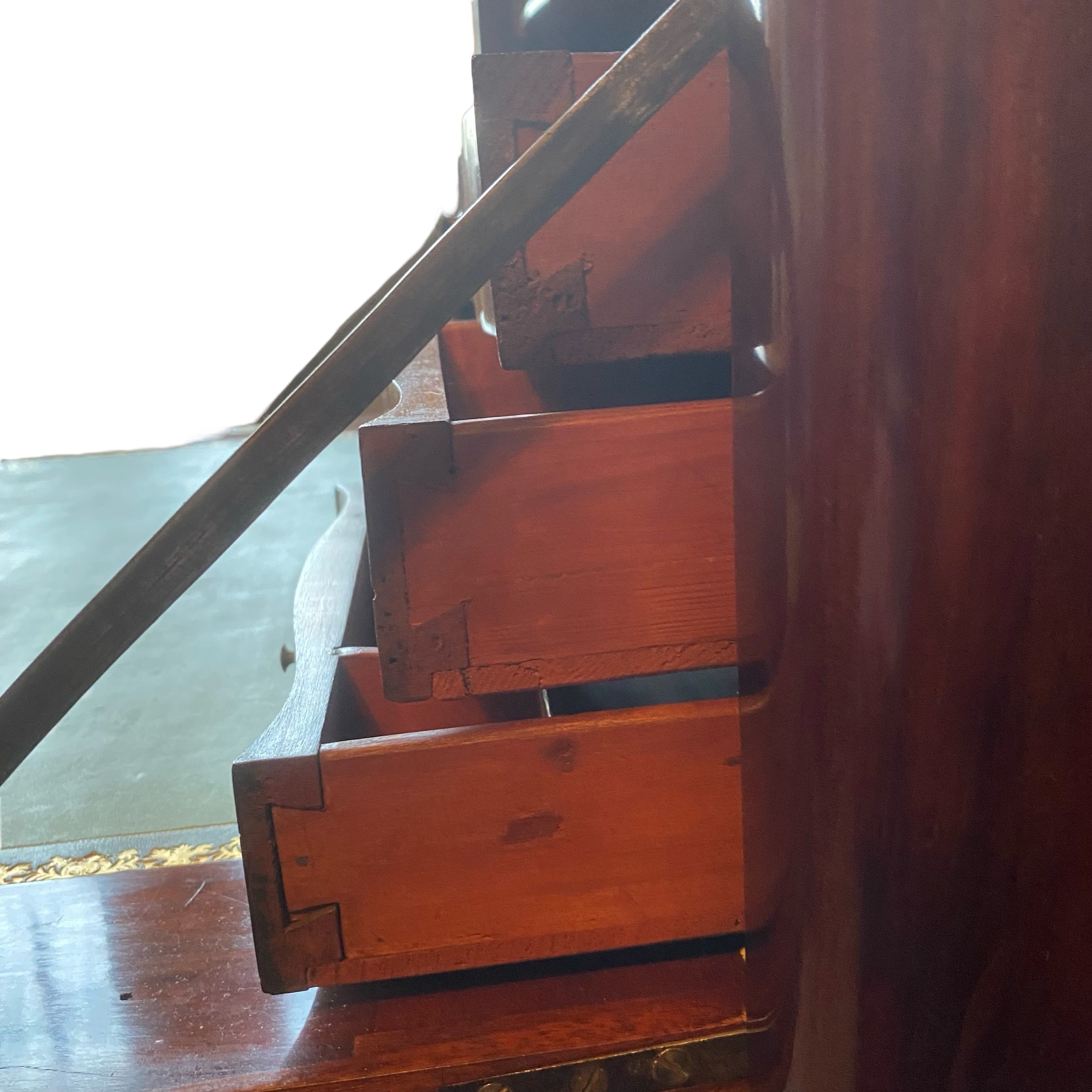 Secrétaire en acajou d' époque Transition 18ème.