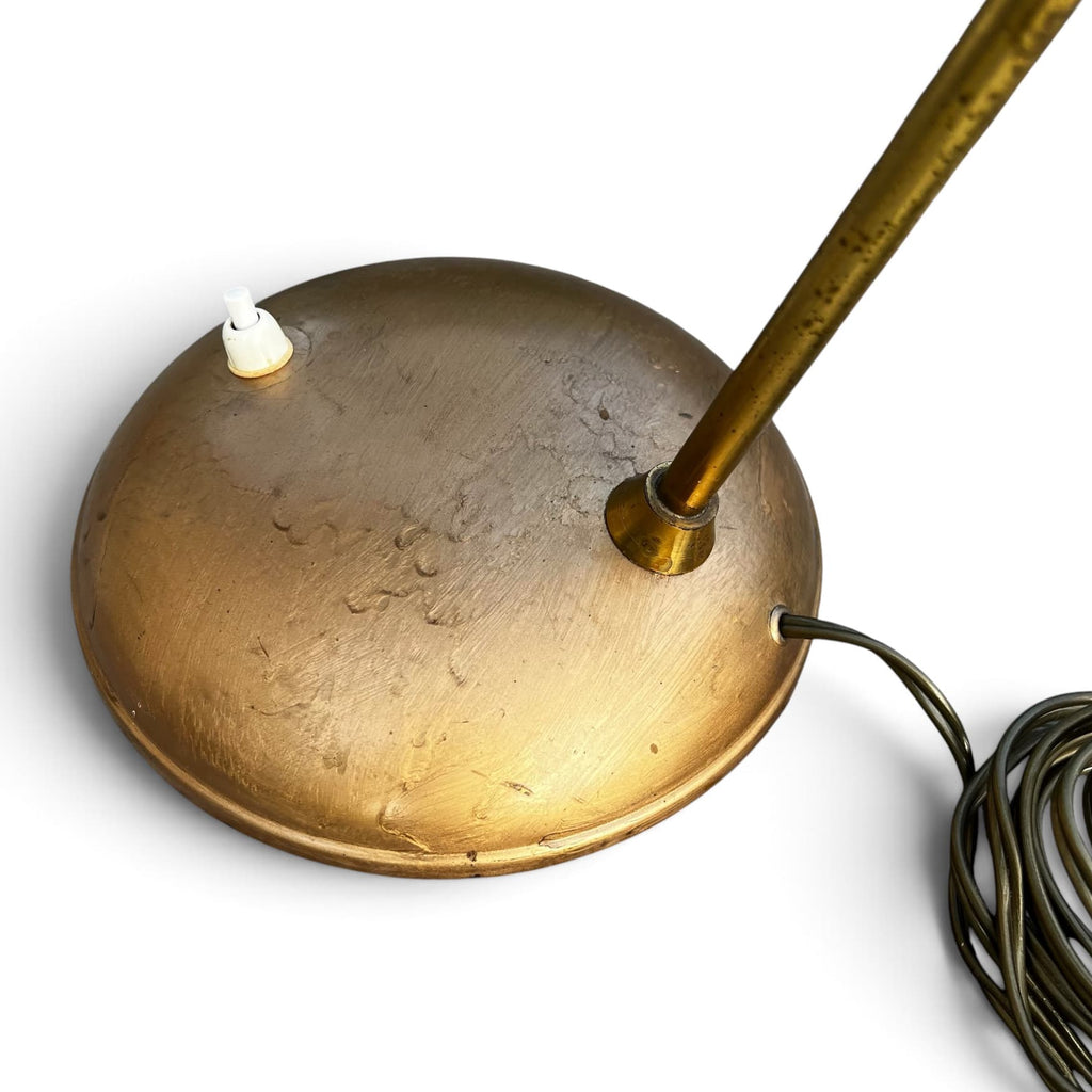 Base circulaire en laiton doré d'un luminaire rétro 50s avec son bouton poussoir intégré d'origine.
