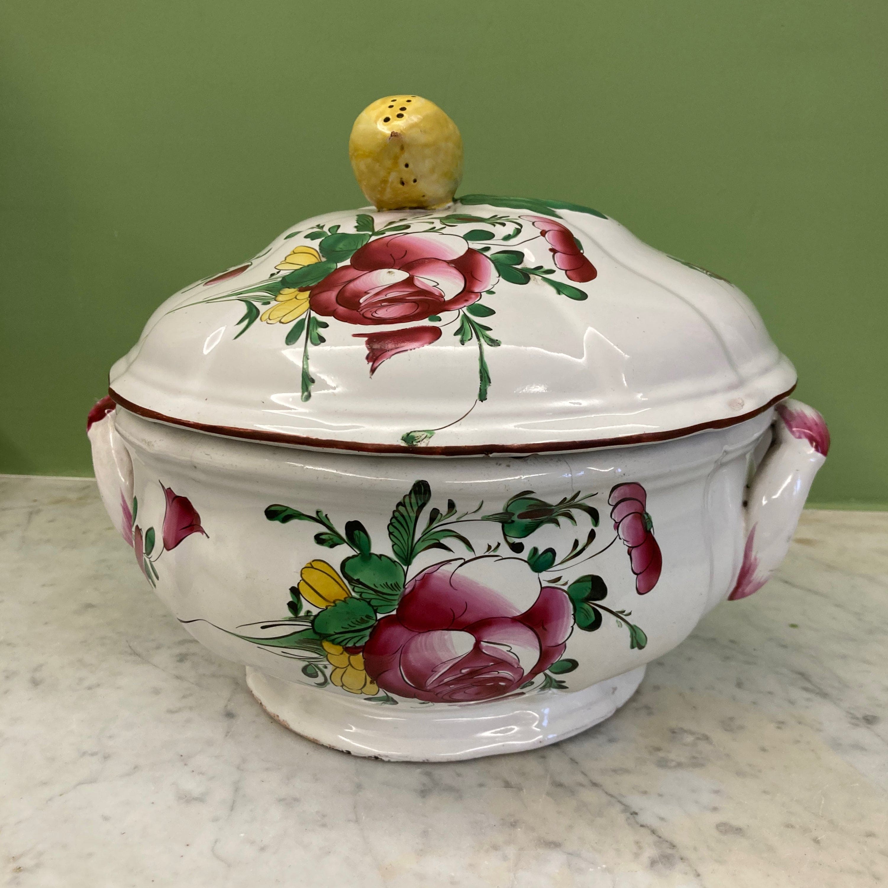 Soupière en faïence à décor de fleurs