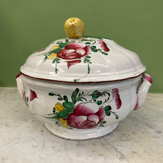Soupière en faïence à décor de fleurs