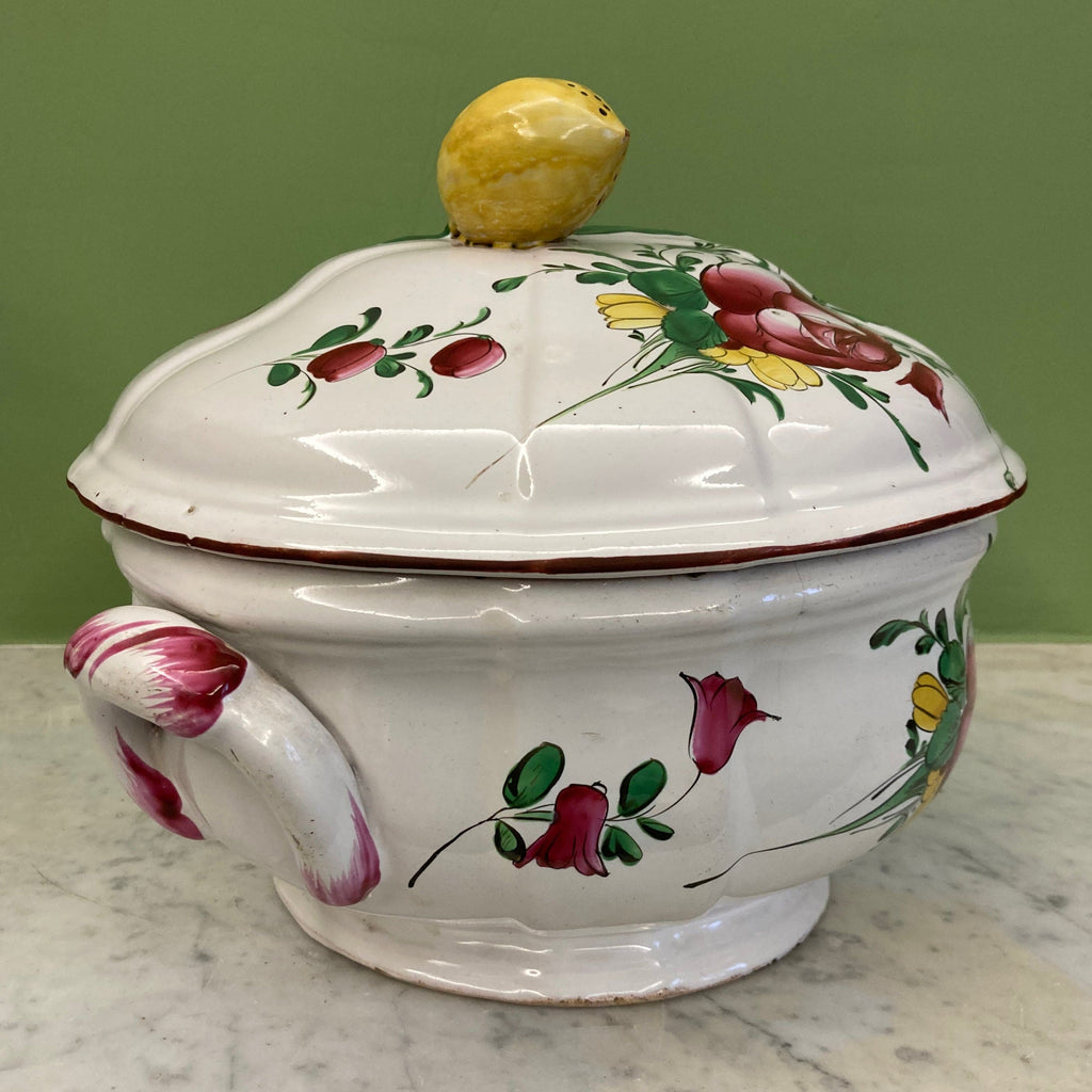 Soupière en faïence à décor de fleurs