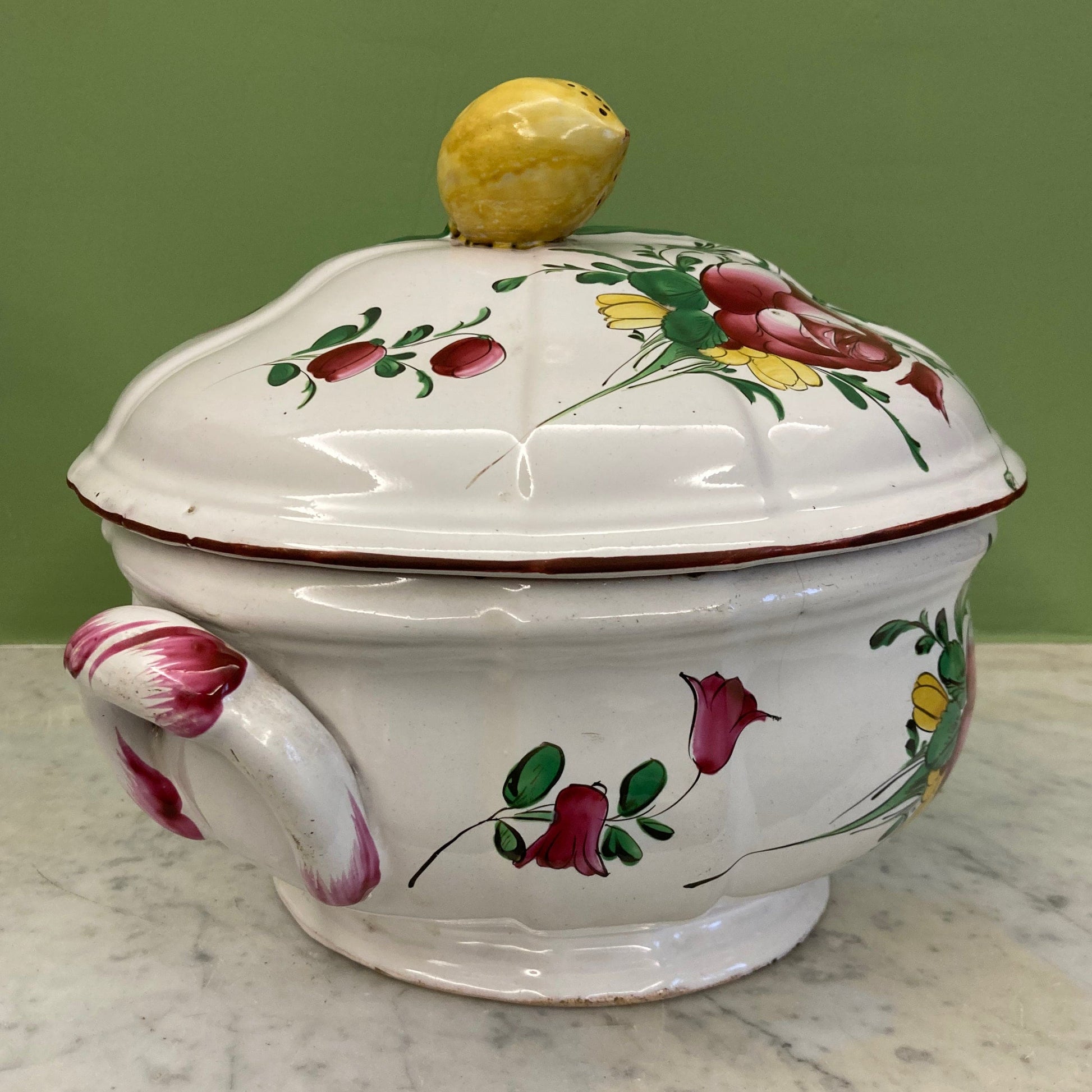 Soupière en faïence à décor de fleurs