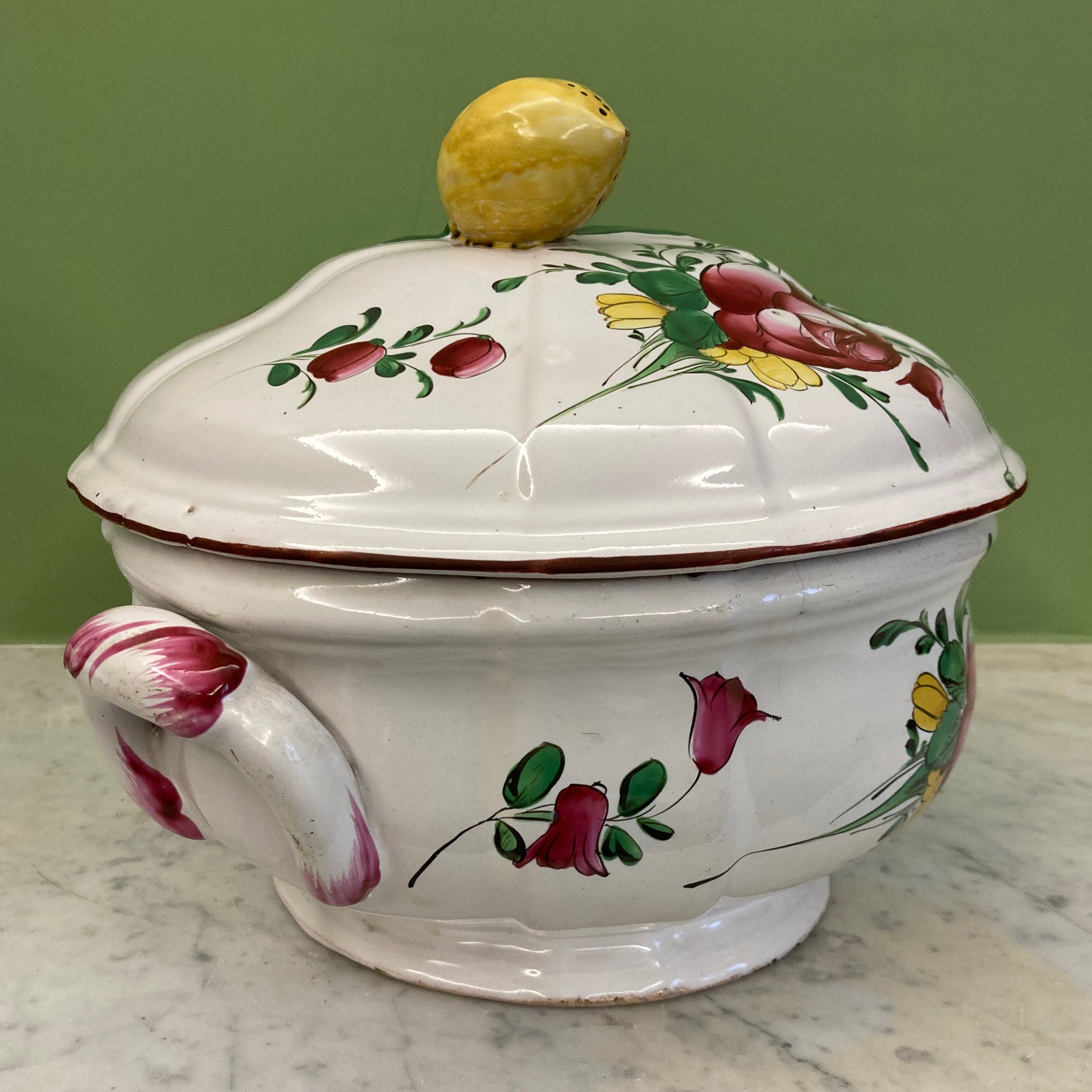 Soupière en faïence à décor de fleurs