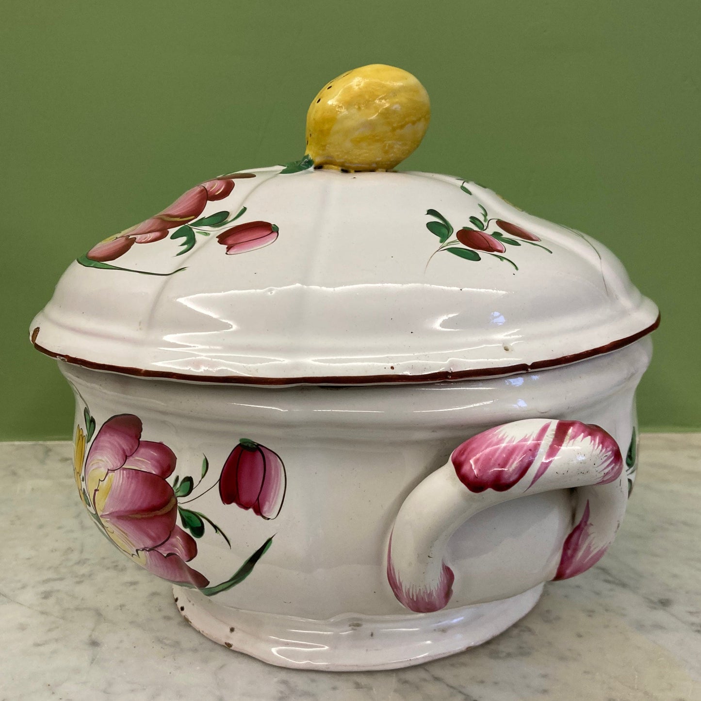 Soupière en faïence à décor de fleurs