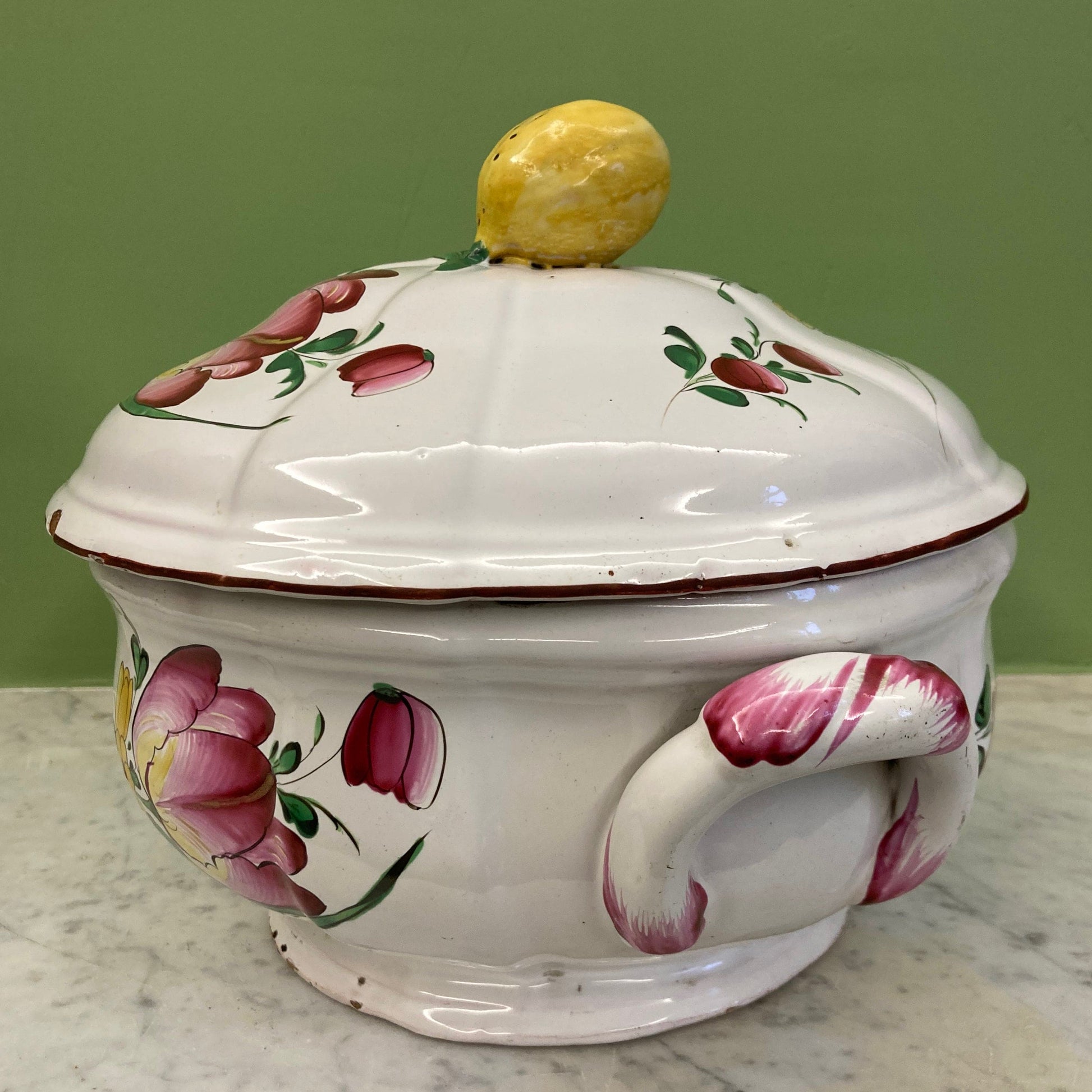 Soupière en faïence à décor de fleurs