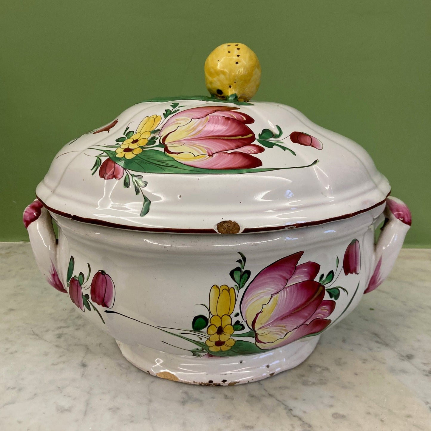 Soupière en faïence à décor de fleurs