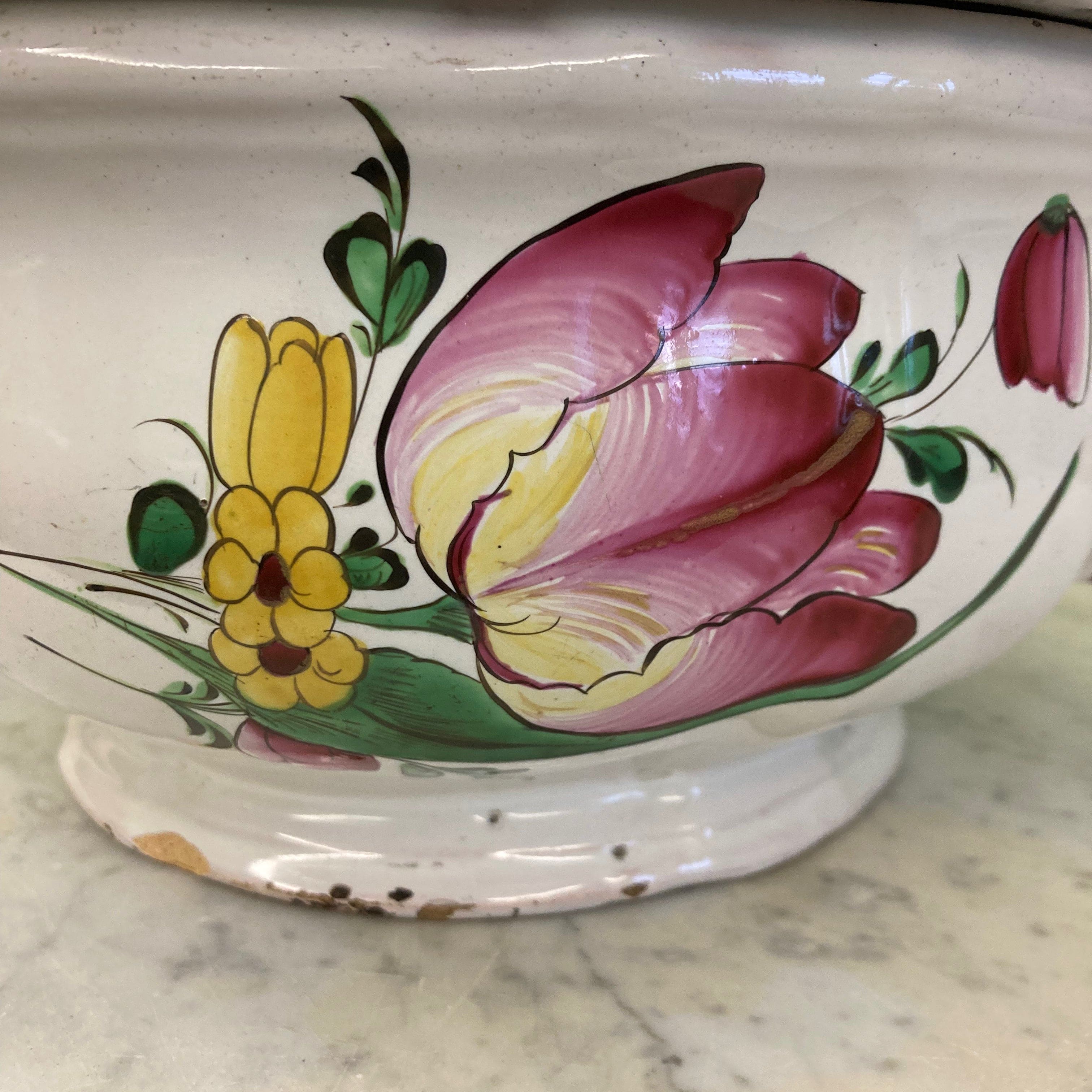 Soupière en faïence à décor de fleurs