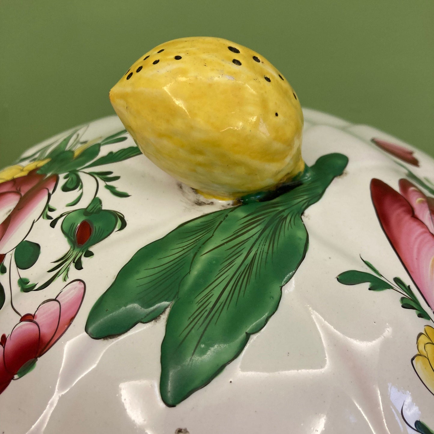 Soupière en faïence à décor de fleurs