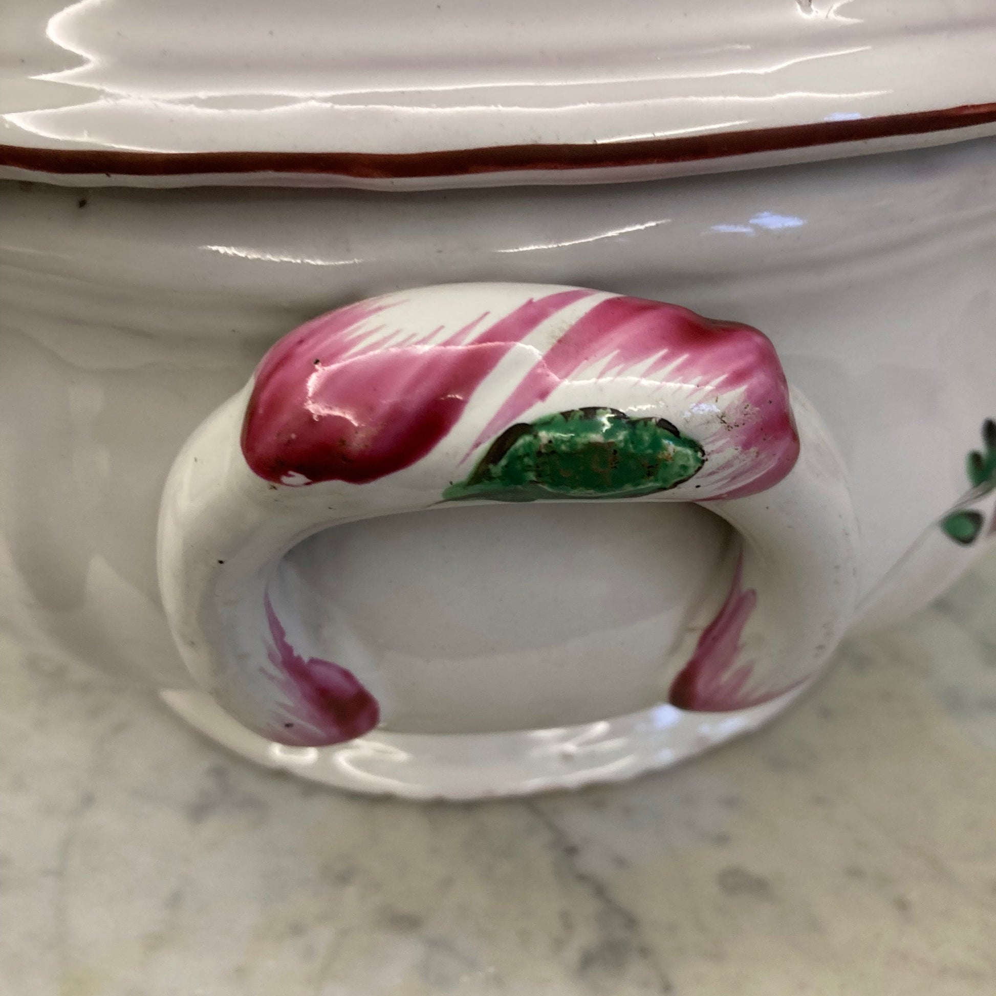 Soupière en faïence à décor de fleurs