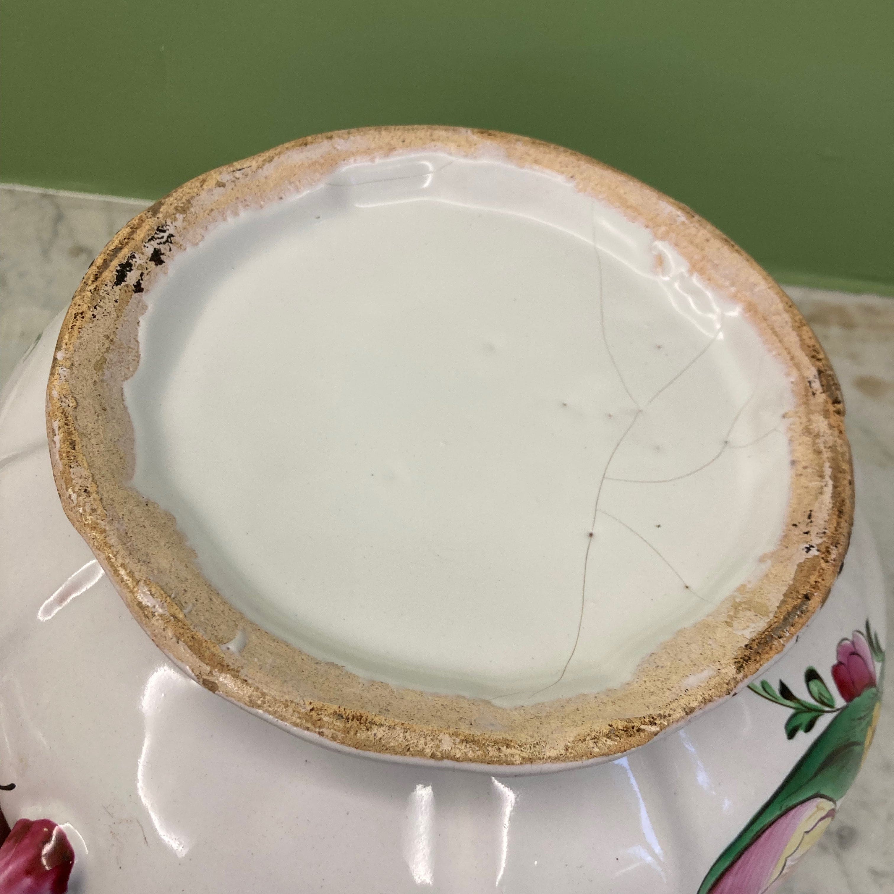 Soupière en faïence à décor de fleurs