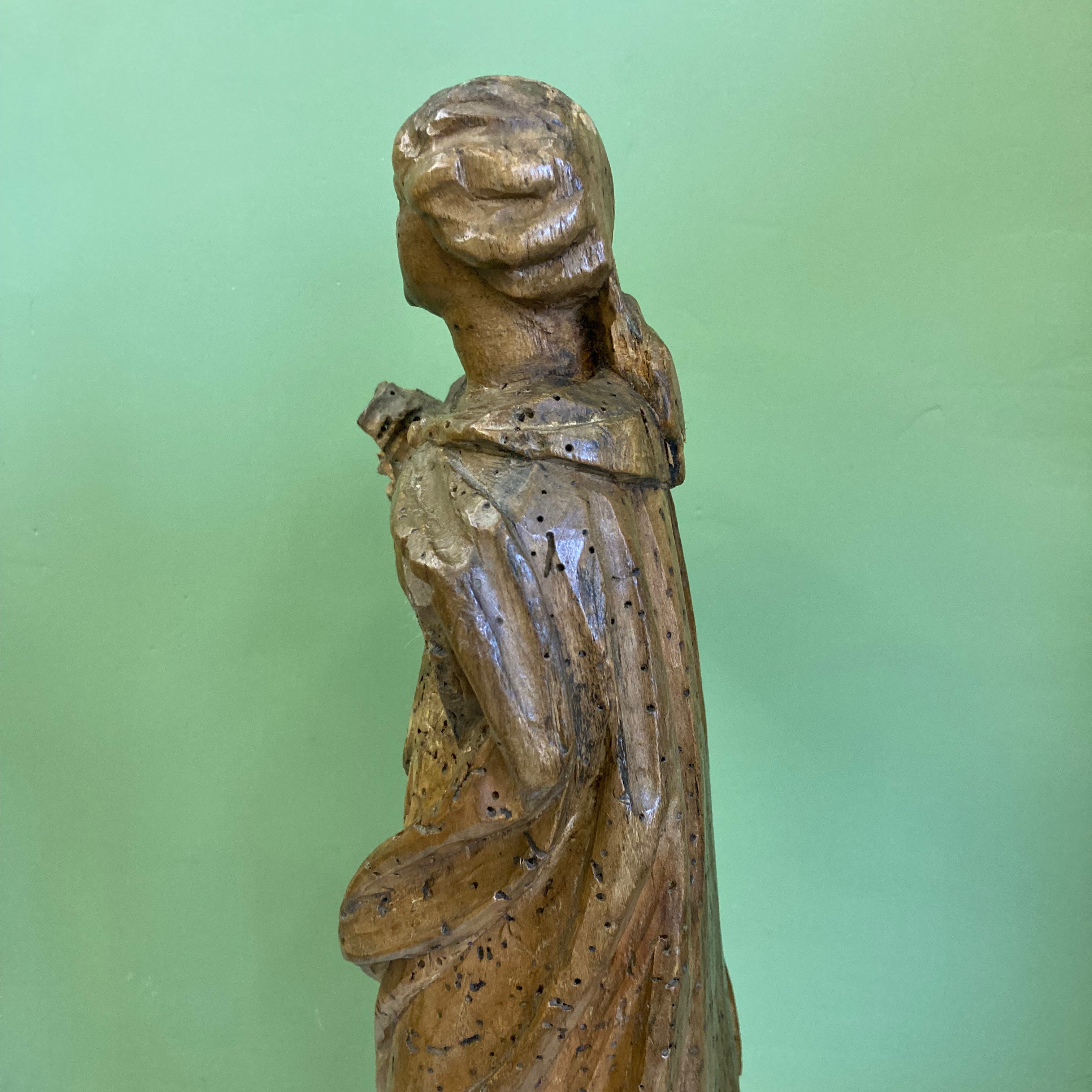 Ancienne statue en bois femme  à la cape 18ème.