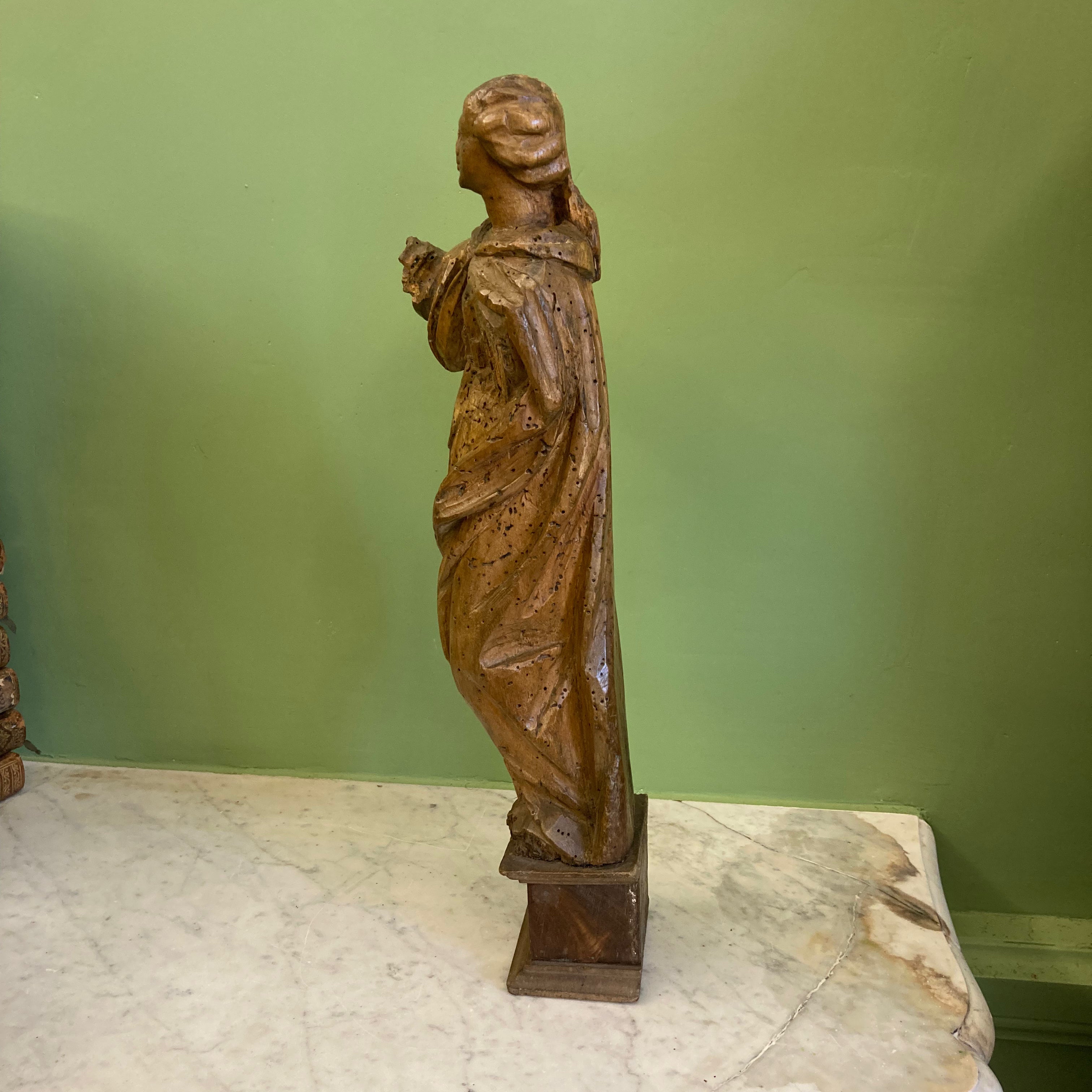 Ancienne statue en bois femme  à la cape 18ème.