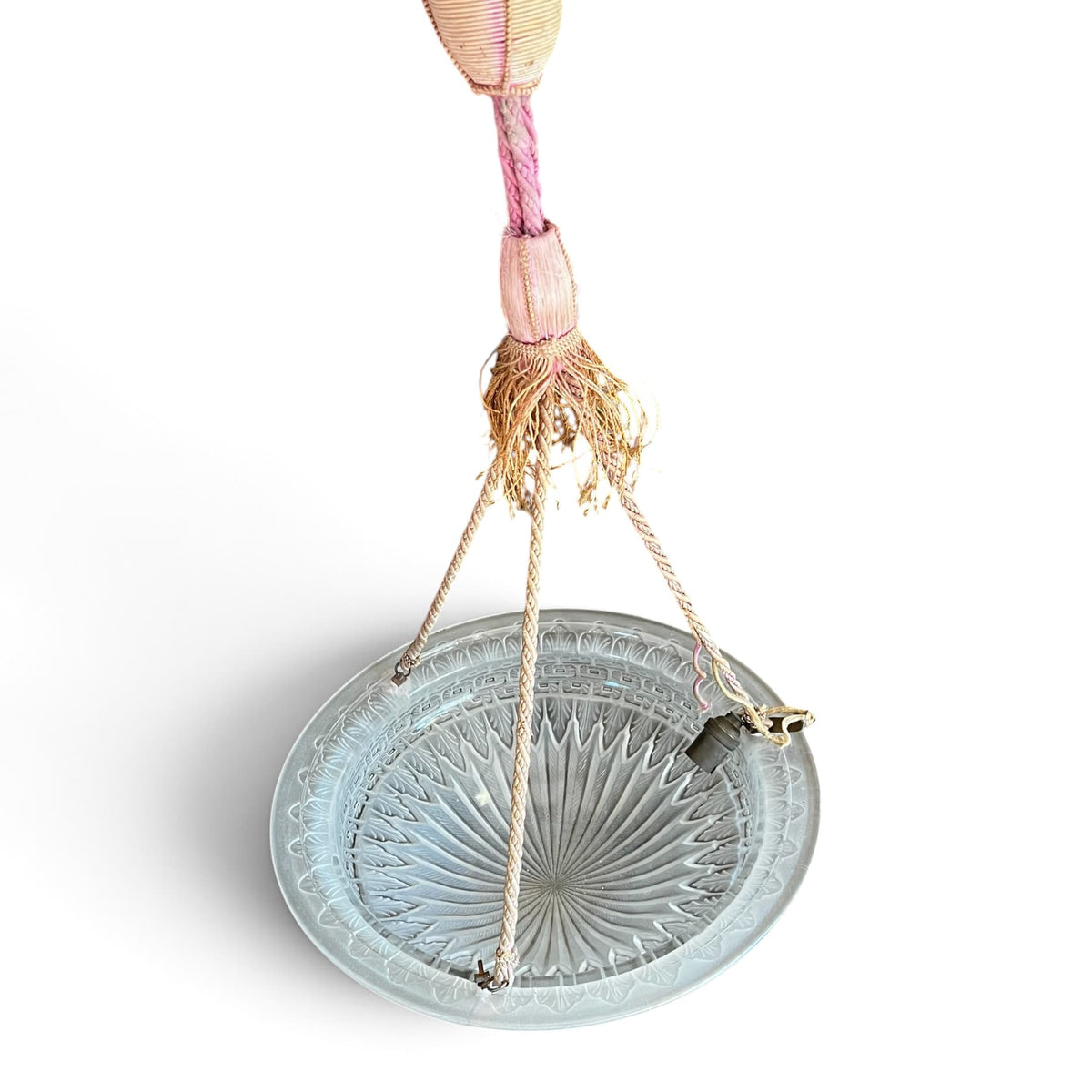 Suspension Art déco Schneider France en verre moulé satiné à décor rayonnant avec cordelières d'origine.