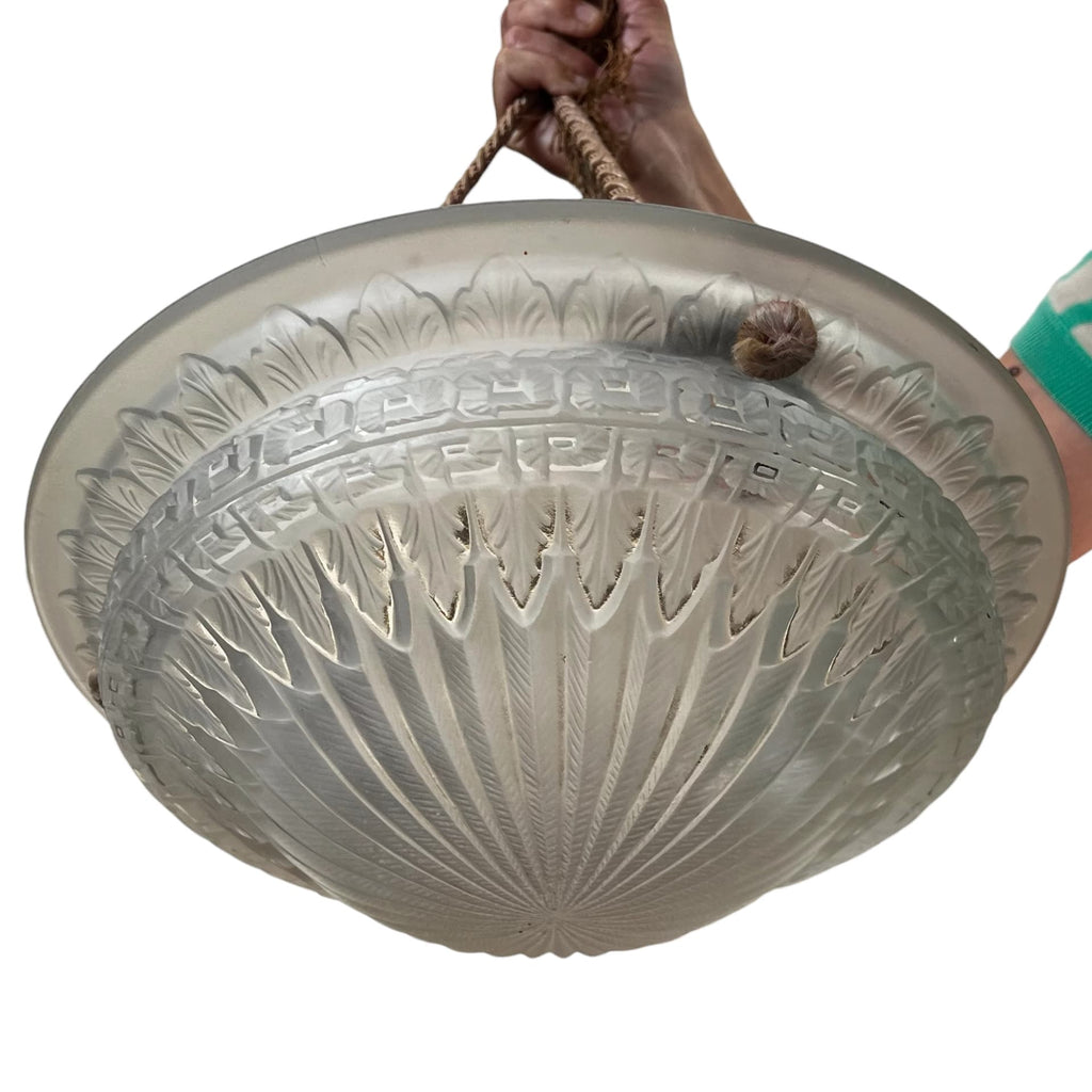 Suspension Art déco Schneider France en verre moulé satiné à décor rayonnant avec cordelières d'origine.