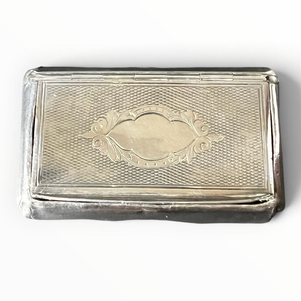 Tabatière ancienne en argent massif guilloché avec intérieur vermeillé, modèle de poche rectangulaire, poids 40 g.