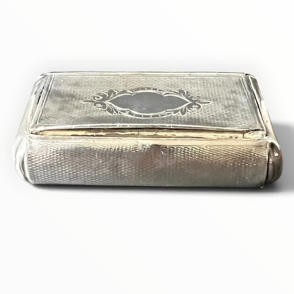 Tabatière de poche ancienne en argent massif guilloché avec cartouche central gravé sur le couvercle.