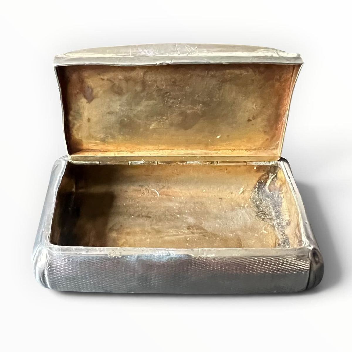 Intérieur vermeillé d'une tabatière ancienne en argent massif, couvercle articulé sur charnière d'origine.