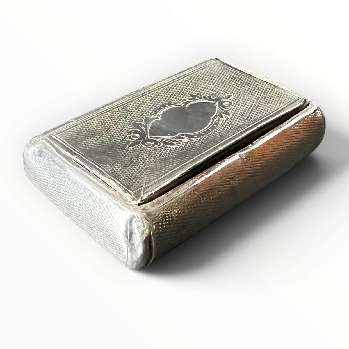 Tabatière de poche ancienne en argent massif guilloché avec cartouche central gravé sur le couvercle.