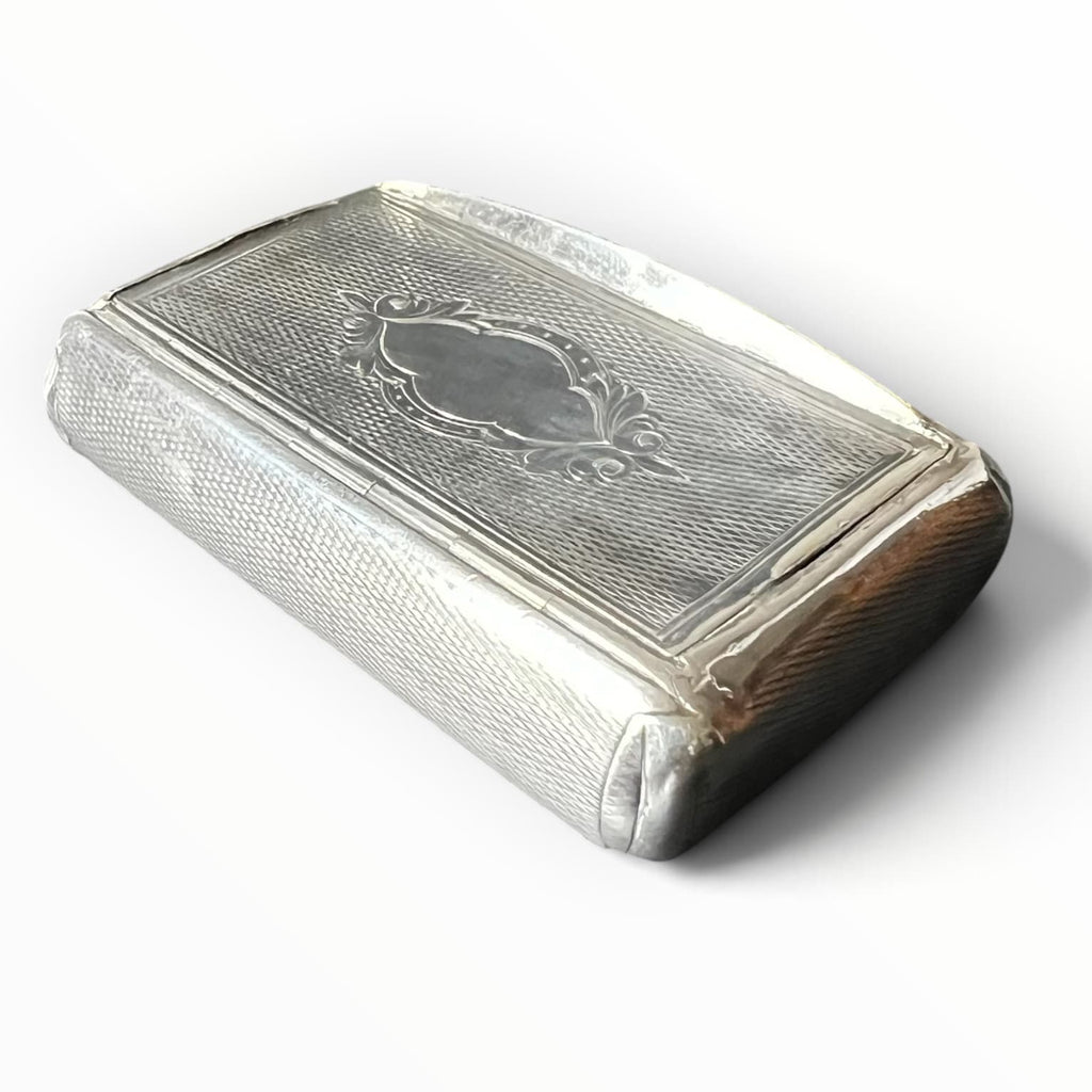 Tabatière de poche ancienne en argent massif guilloché avec cartouche central gravé sur le couvercle.