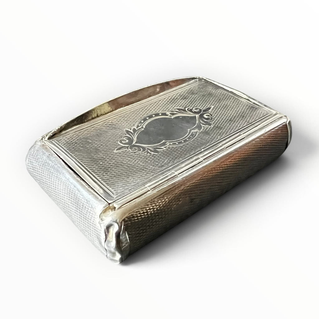 Tabatière de poche ancienne en argent massif guilloché avec cartouche central gravé sur le couvercle.