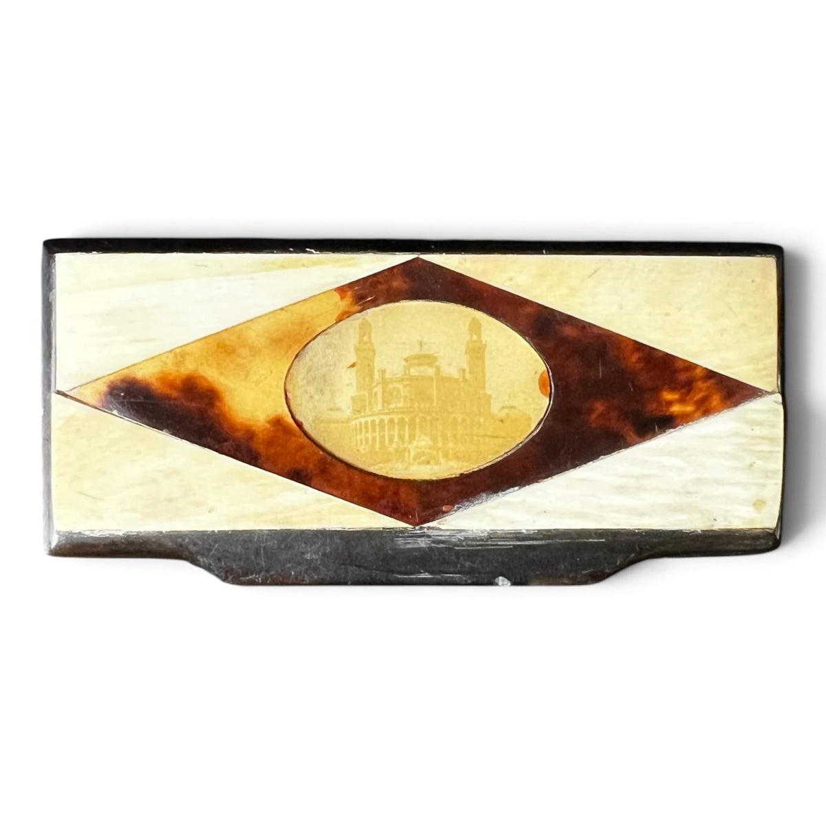 • Tabatière souvenir de l'Exposition Universelle de Paris 1878, avec couvercle en marqueterie d'os et écaille de tortue centré d'une gravure sur celluloïd du Palais du Trocadéro.
