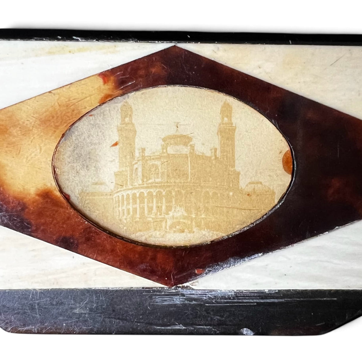 • Tabatière souvenir de l'Exposition Universelle de Paris 1878, avec couvercle en marqueterie d'os et écaille de tortue centré d'une gravure sur celluloïd du Palais du Trocadéro.
