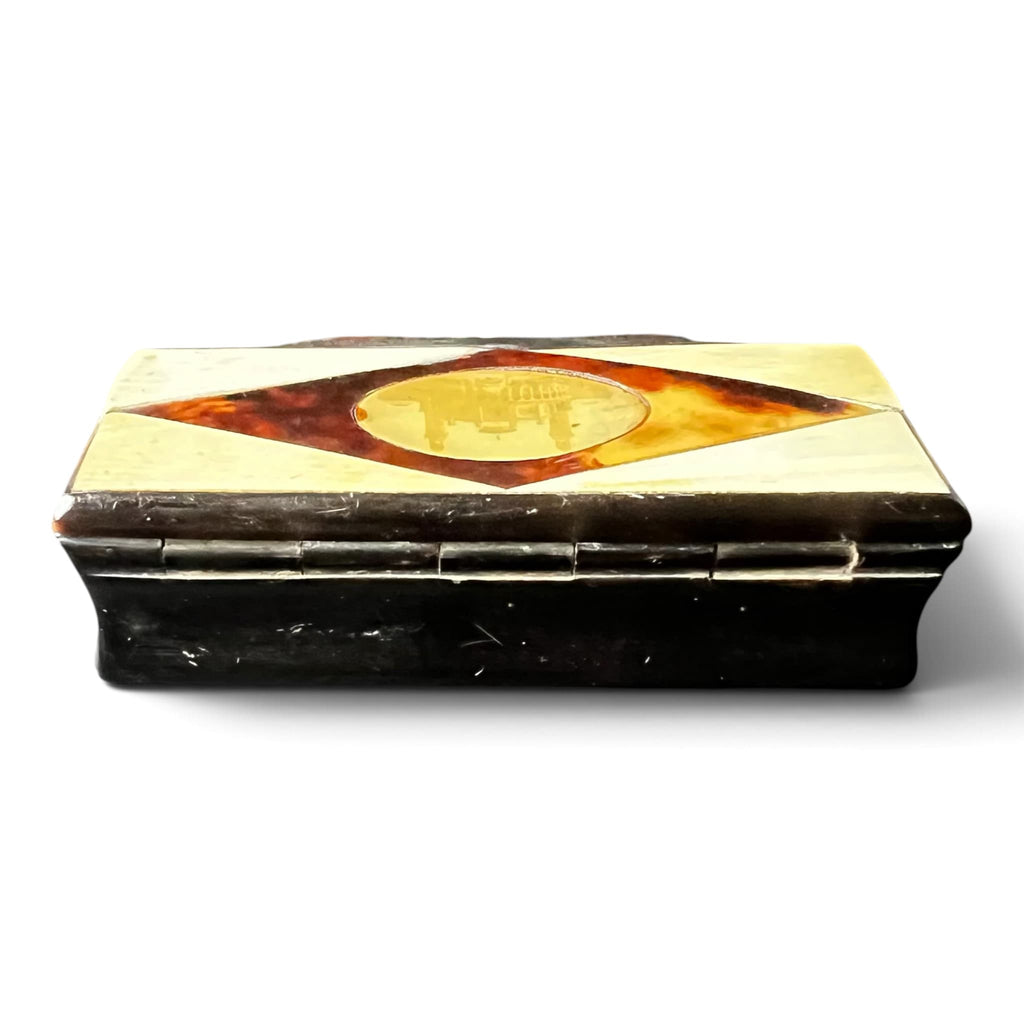 • Tabatière souvenir de l'Exposition Universelle de Paris 1878, avec couvercle en marqueterie d'os et écaille de tortue centré d'une gravure sur celluloïd du Palais du Trocadéro.
