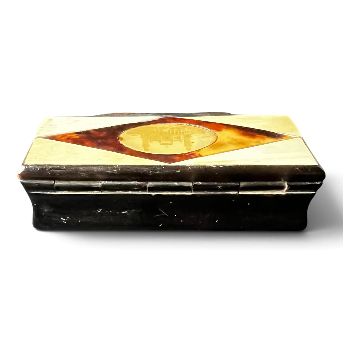 • Tabatière souvenir de l'Exposition Universelle de Paris 1878, avec couvercle en marqueterie d'os et écaille de tortue centré d'une gravure sur celluloïd du Palais du Trocadéro.
