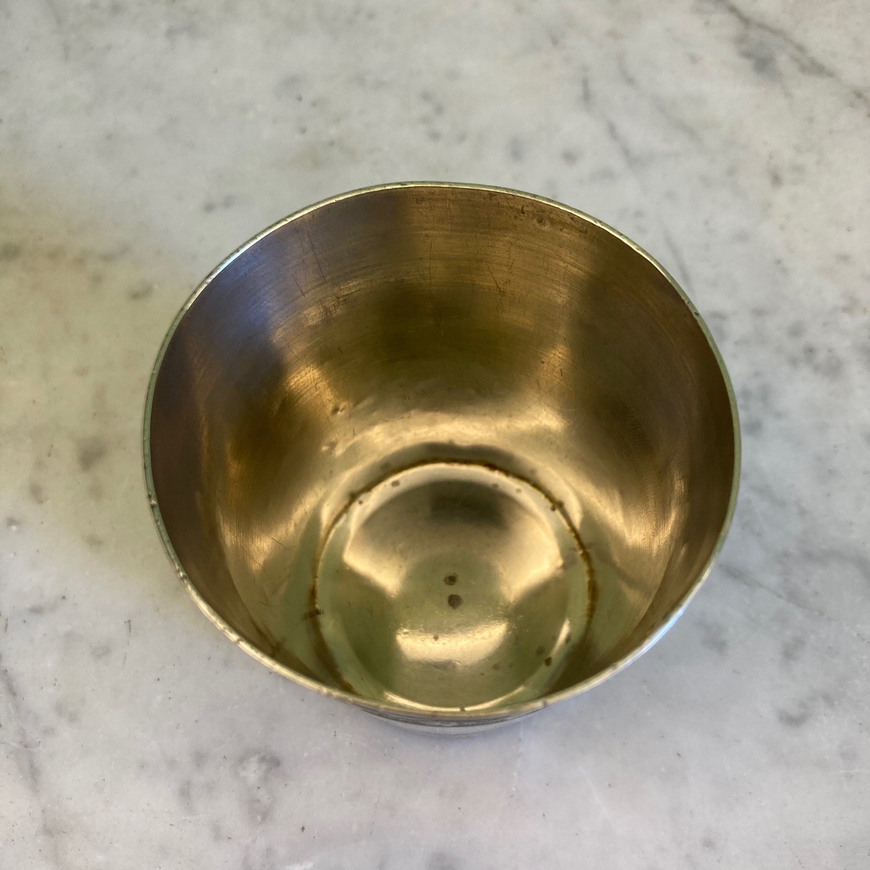 Timbale à décor d' une frise de pampres en argent massif.