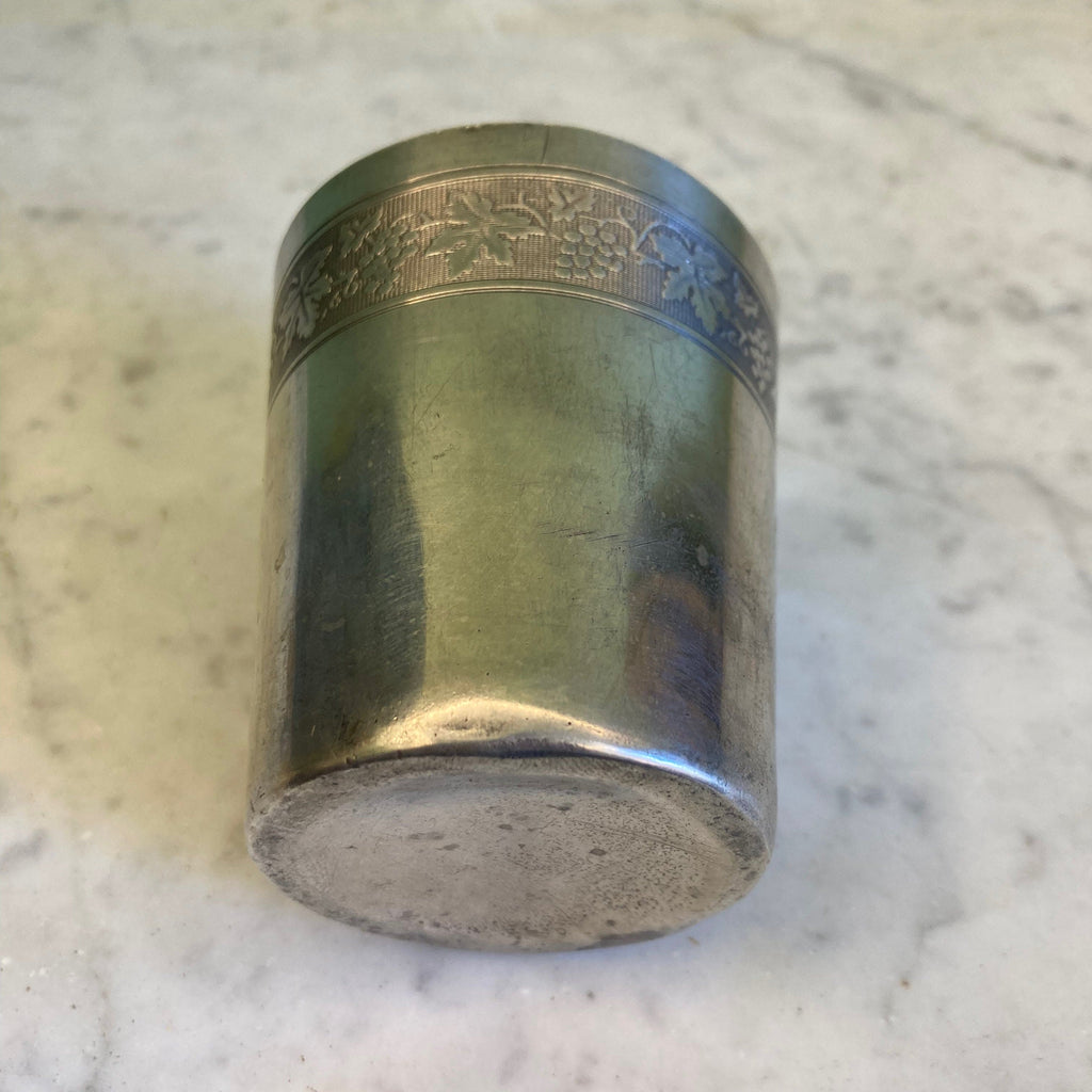 Timbale à décor d' une frise de pampres en argent massif.