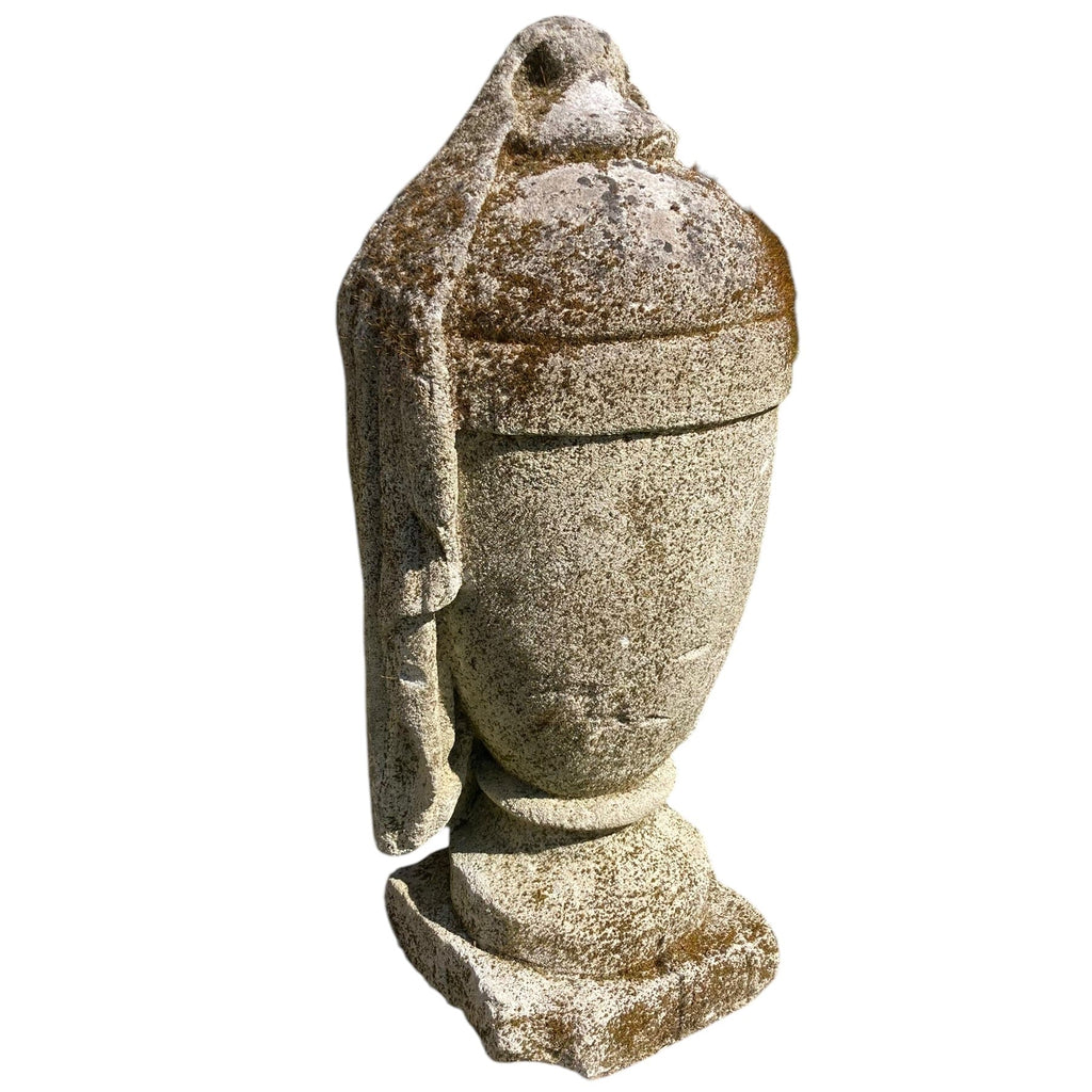 Vase couvert, urne en pierre sculptée  ancienne